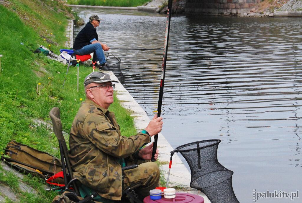 Dziesiątka wędkarzy nad Notecią