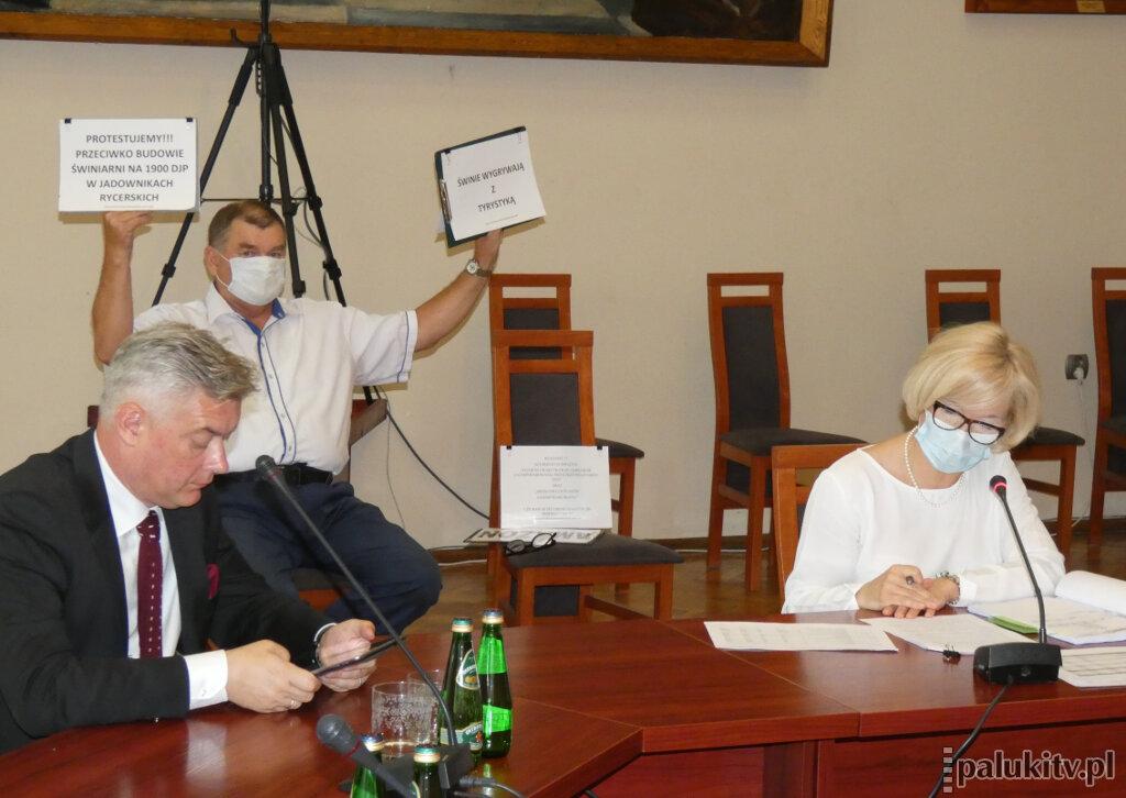 Kartki z żądaniami na sesji, wolny głos po obradach