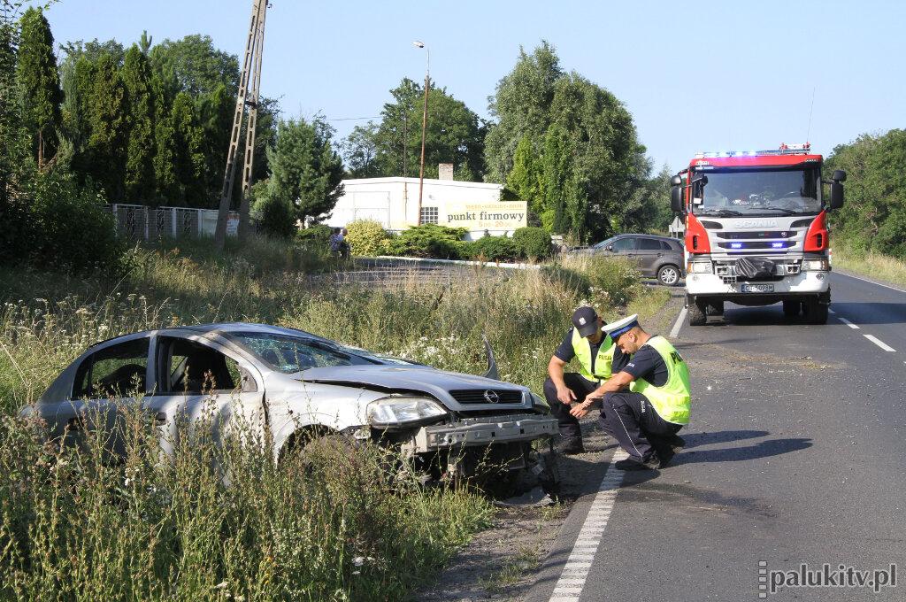 Opel w rowie