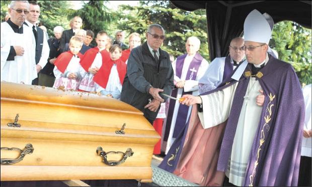 Ksiądz prałat w drodze do Góry