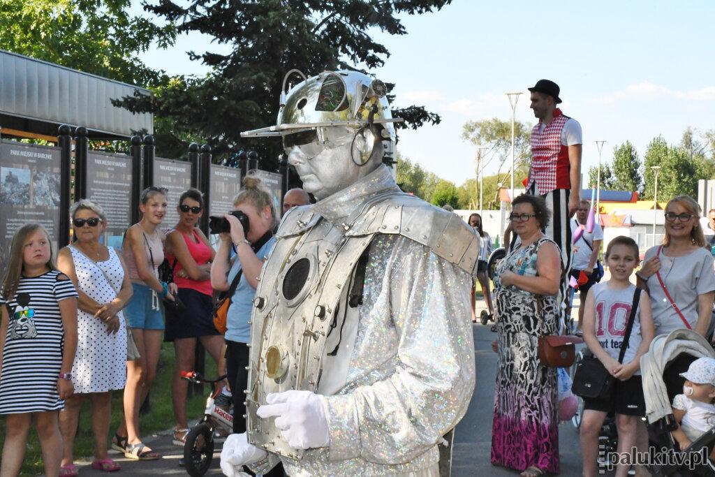 Robot i dama z parasolką w parku