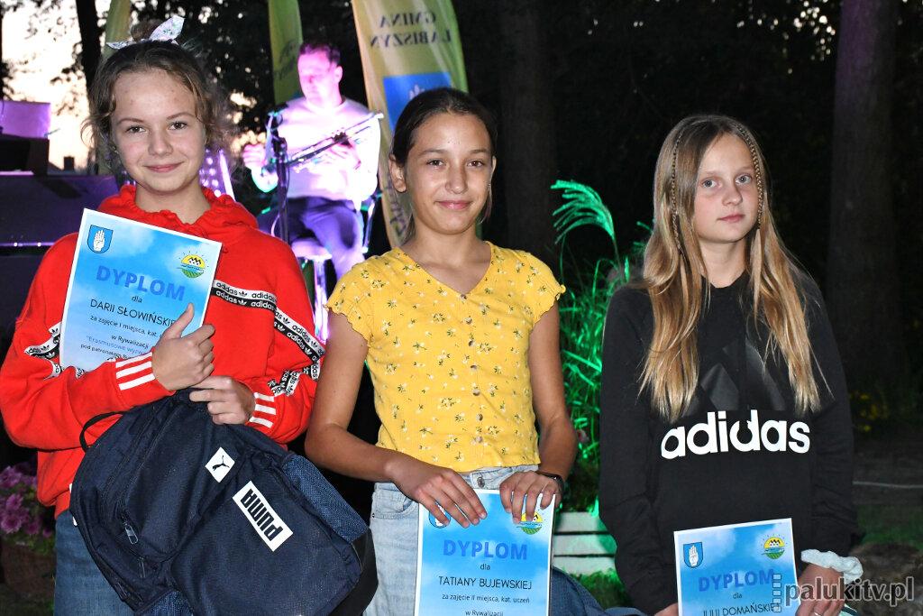 Jesienny wieczór przy ognisku