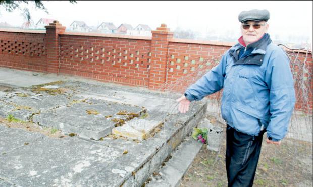 Jego pałac lśni, on leży w mchu