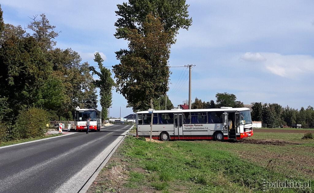 Autobus w polu, podjechał drugi