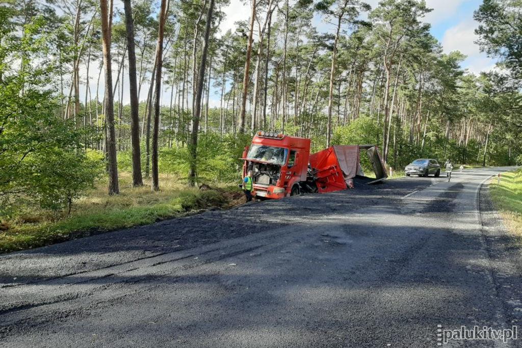 Asfalt wylał się na drogę