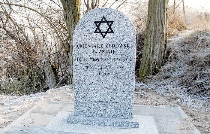 Tablica na nowym cmentarzu żydowskim