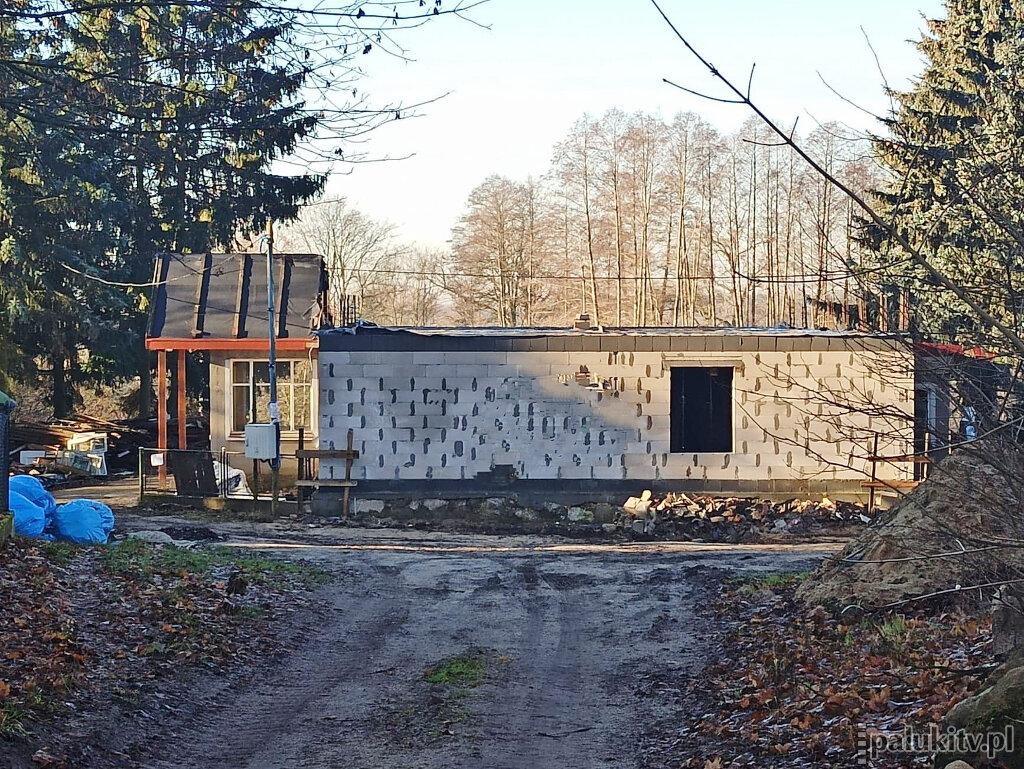 Mury plebanii idą w górę