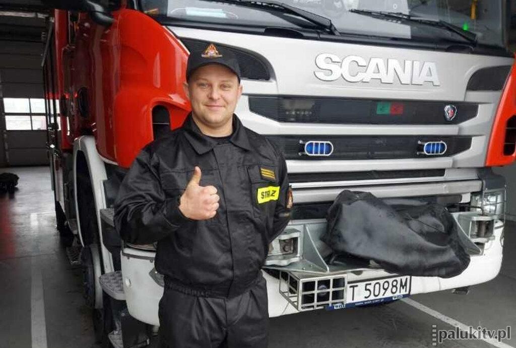 Żniński strażak i ratownik wyciągał z wody paralotniarza