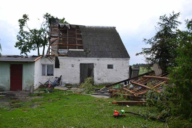 Powalone drzewa, pozrywane dachy