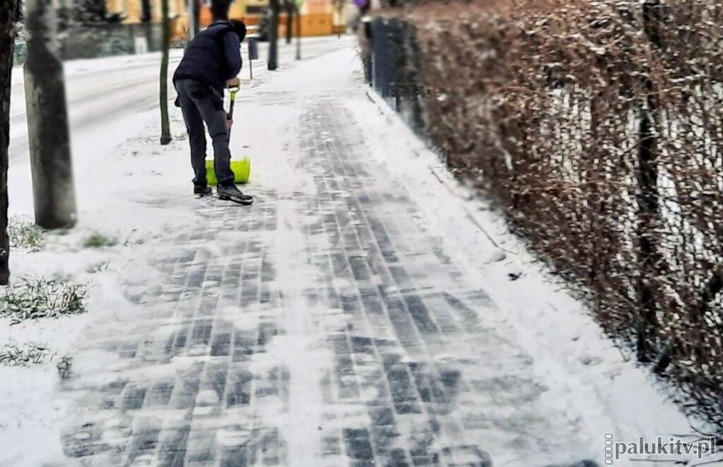Zalegający śnieg trzeba usunąć