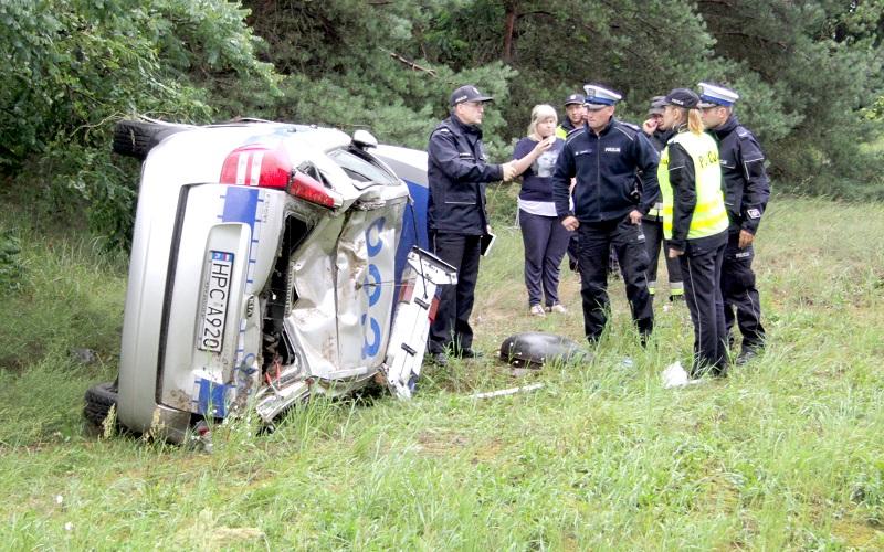 Radiowóz koziołkował, policjanci w szpitalu