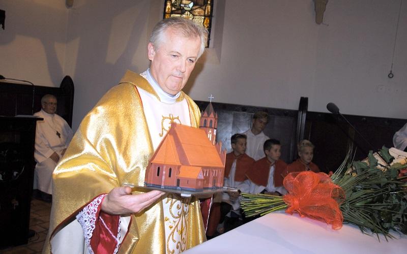 Kościół mariacki w sercu i na makiecie