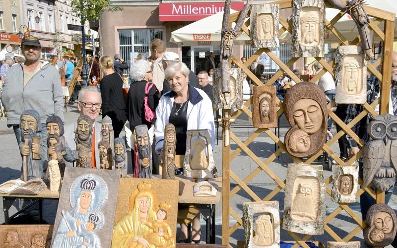 Rzeźby, hafty, pudełeczka i biżuteria