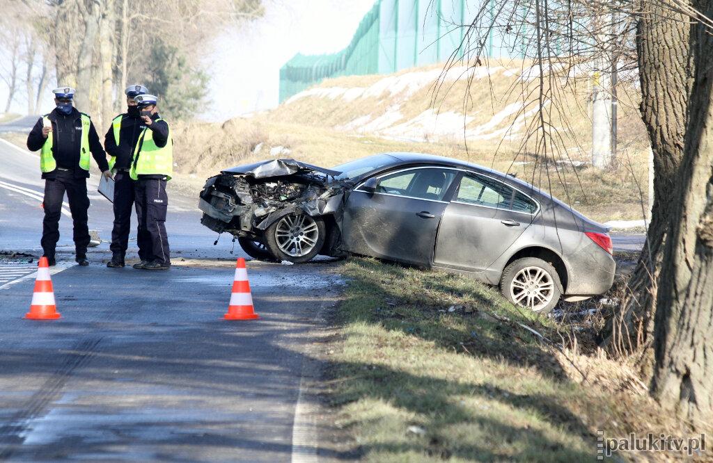 Zderzenie opla z ciężarówką przy Novago