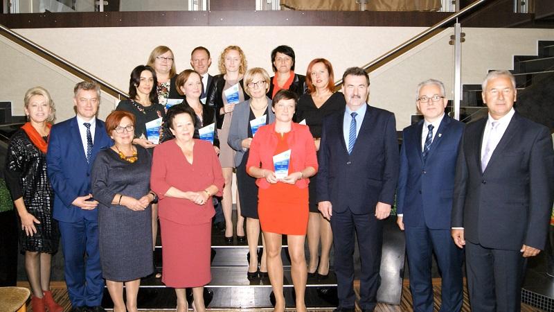 Nauczyciele z medalami i nagrodami