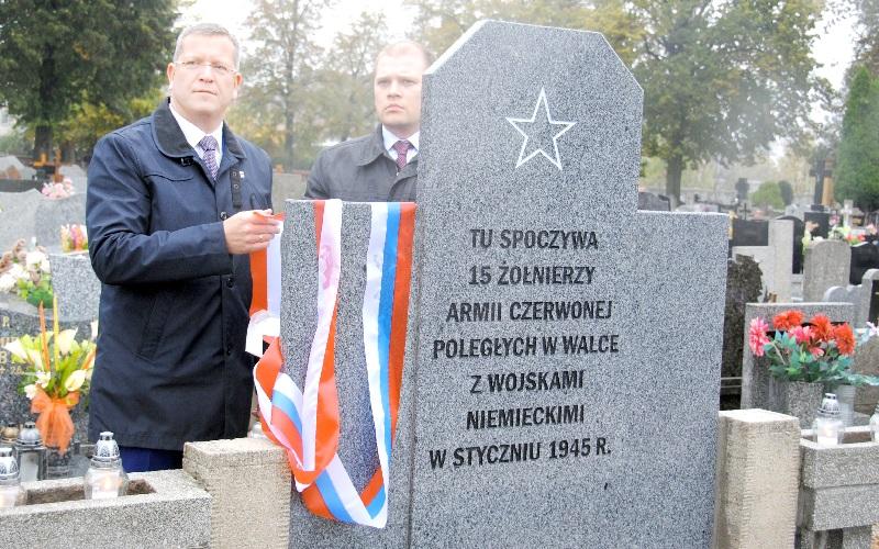 Mogiła czerwonoarmistów z nową tablicą