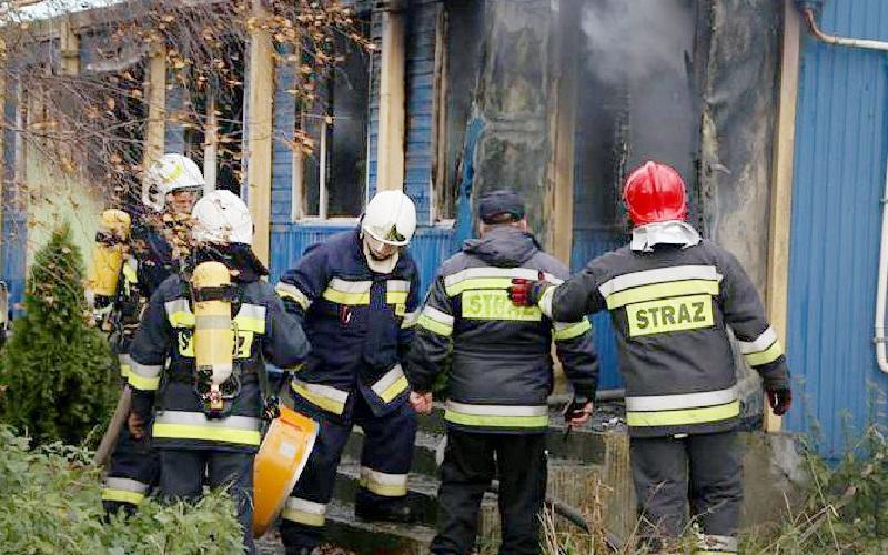 Uratował niepełnosprawnego z płonącego budynku