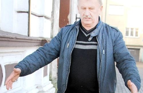 Chodnika nie ma, węgiel wnoszą z jezdni