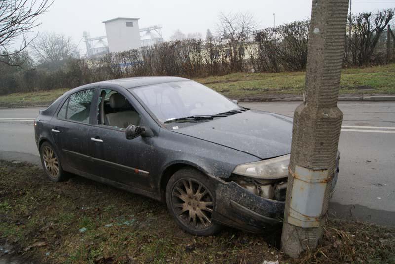Potrącił rowerzystkę i uderzył w lampę