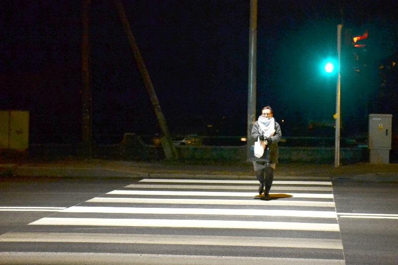 Piesi przechodzą na zielonym