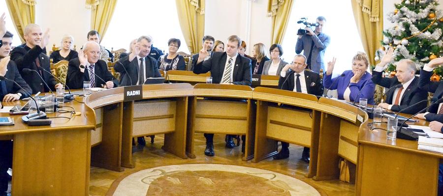 Trzynastu bierze odpowiedzialność, dwóch korzysta z prawa sprzeciwu