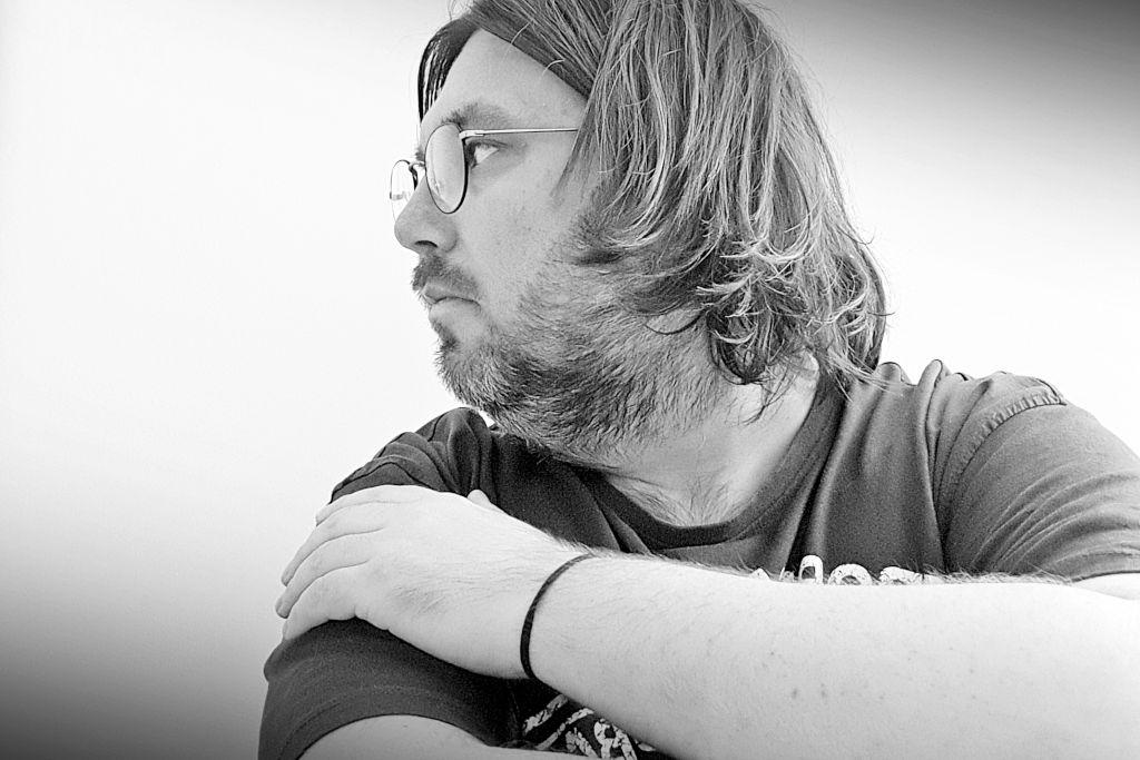 Remigiusz Kuźmiński w nowym singlu