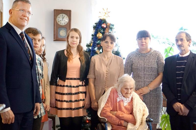 Uczy wnuczkę niemieckiego