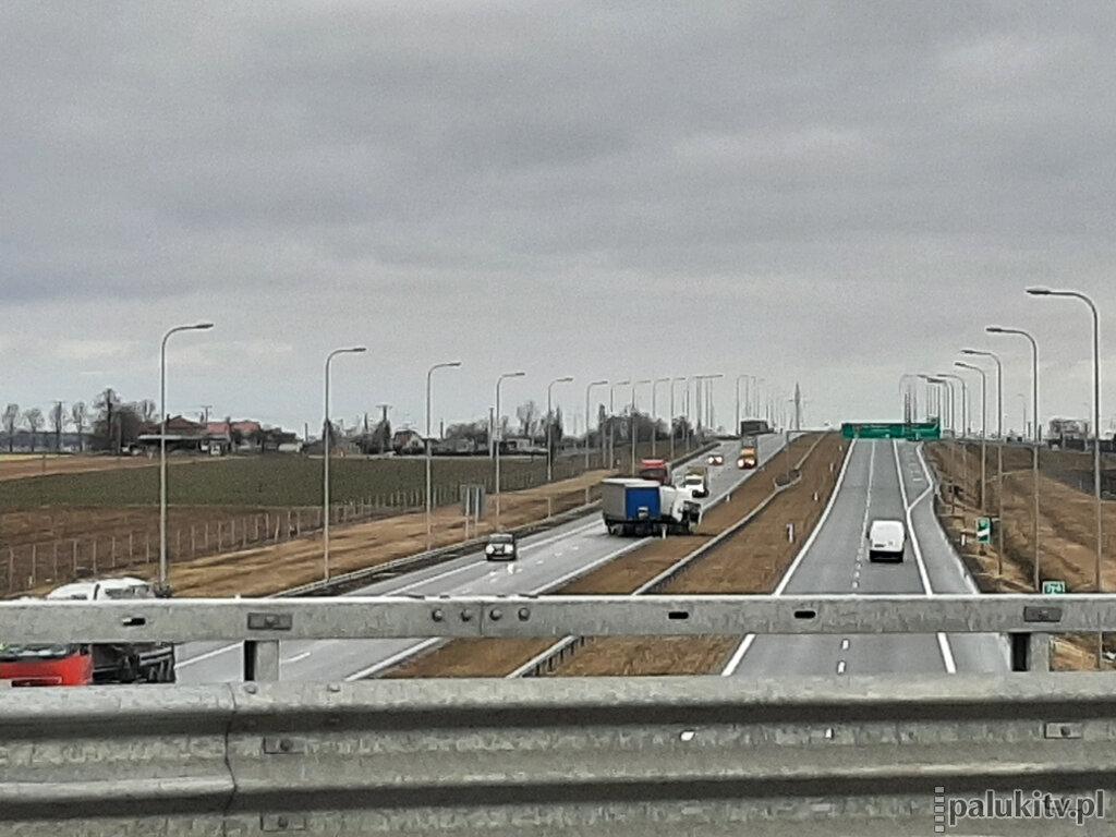 Tir blokował pas ruchu szybkiego