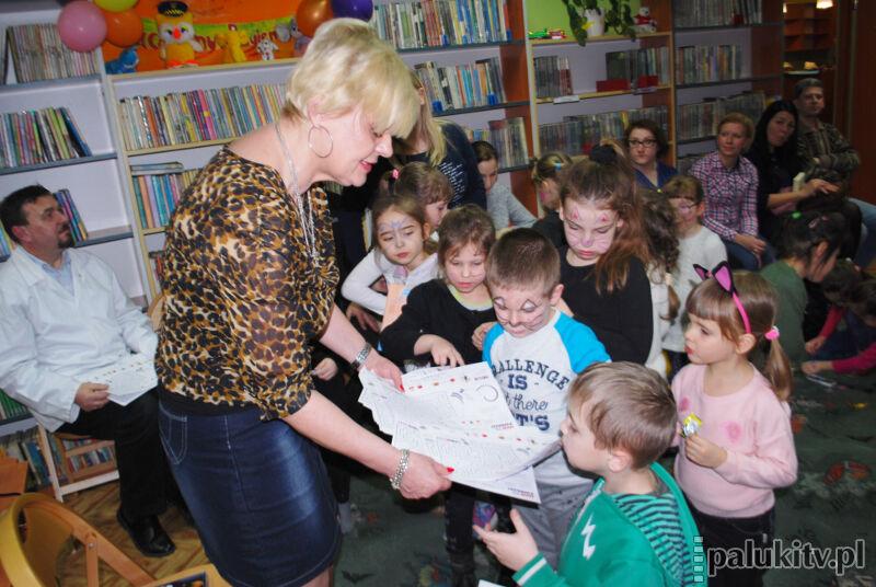 O kocie w bibliotece