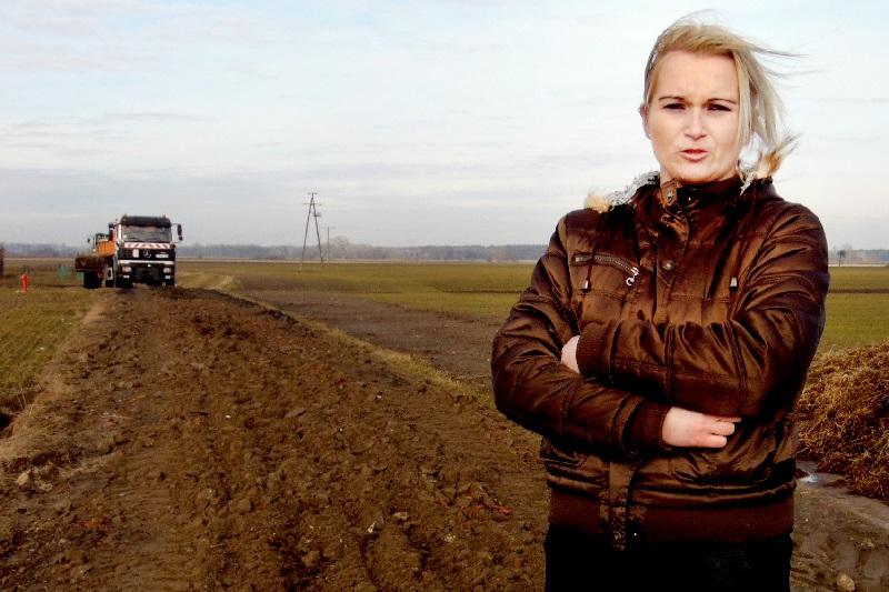 Dziecko do szkoły na plecach mamy