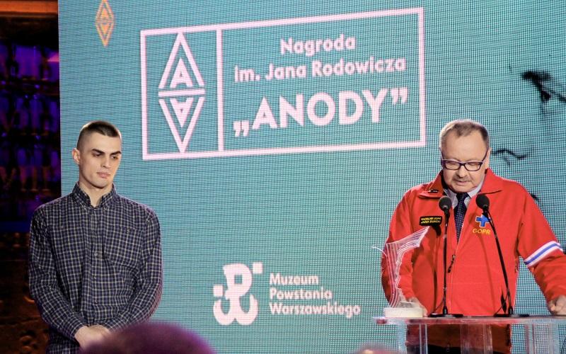 Łukasz Walkowiak ze statuetką Anody