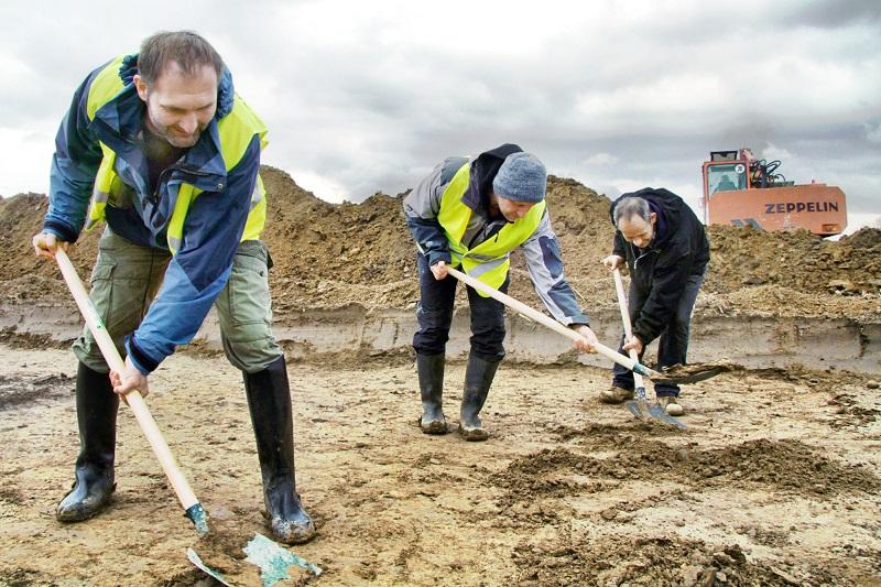 Archeolodzy na zaoranym polu