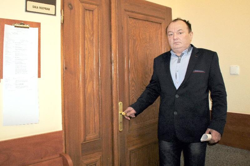 Bronił lasu, obrażał, został wyniesiony, jest oskarżony