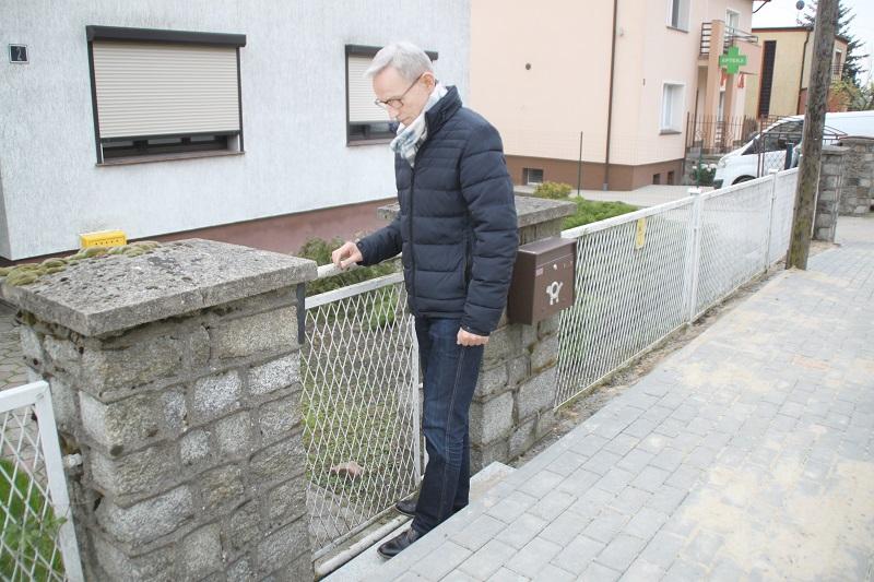 Pomiędzy chodnikiem a posesją 70 cm próg