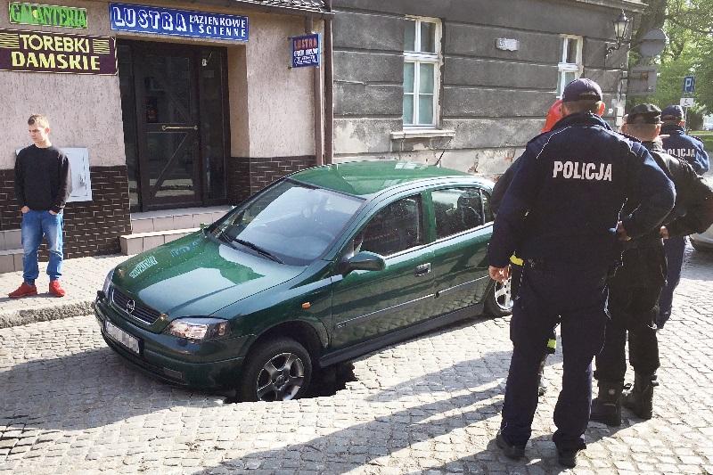 Opel w czeluści pod brukiem