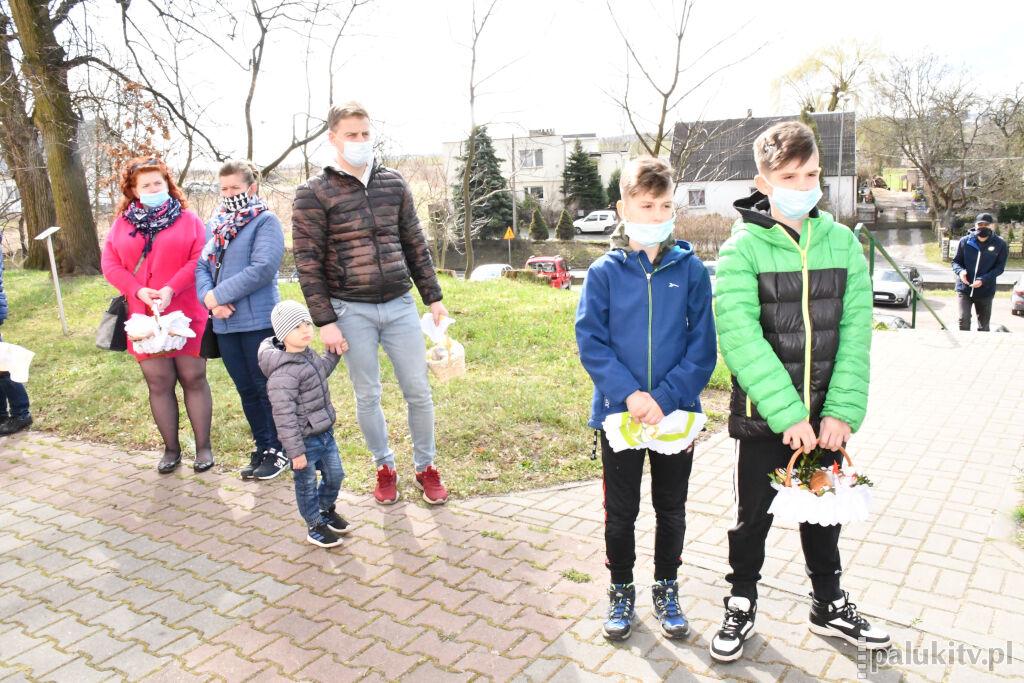 Święconka przed kościołem
