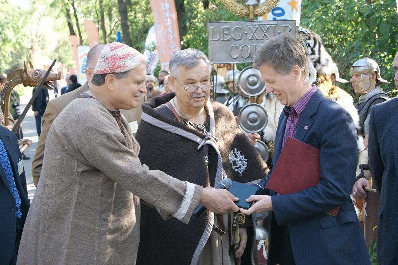 Wódz Wiesław żegna się z dzieckiem