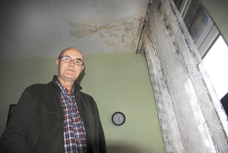 Zalewane mieszkania, spadające dachówki