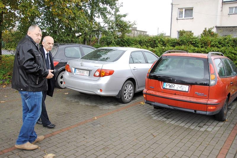 Samochód na kapciach zajmuje parking