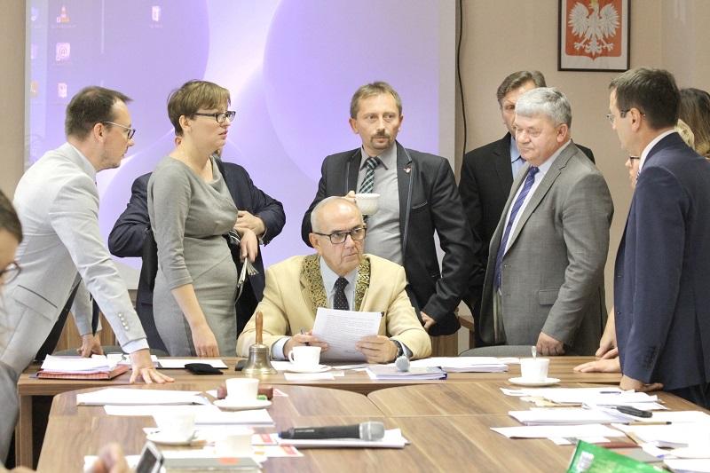 Albo dłuższa sesja, albo mniejszy wpływ