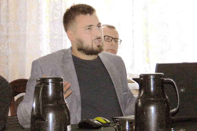 Letnia scena, pomost, piasek, oświetlenie