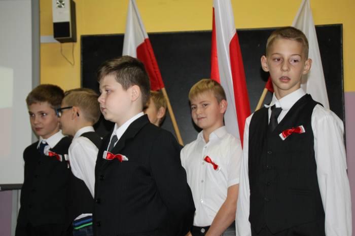Biało-czerwone niebo nad wsią