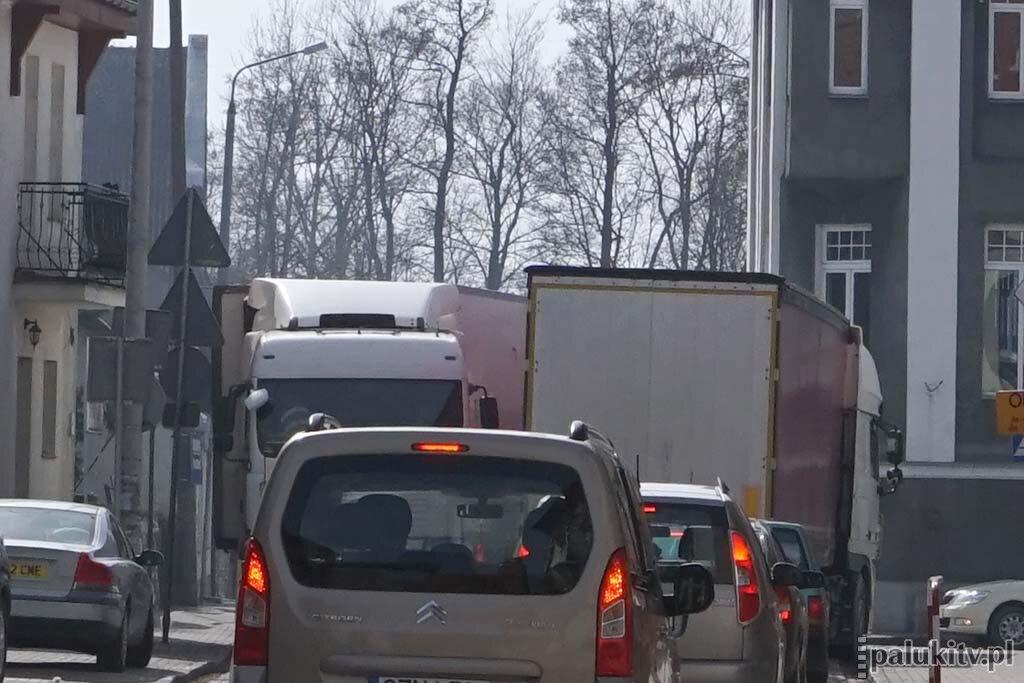 Tiry rozjeżdżają centrum