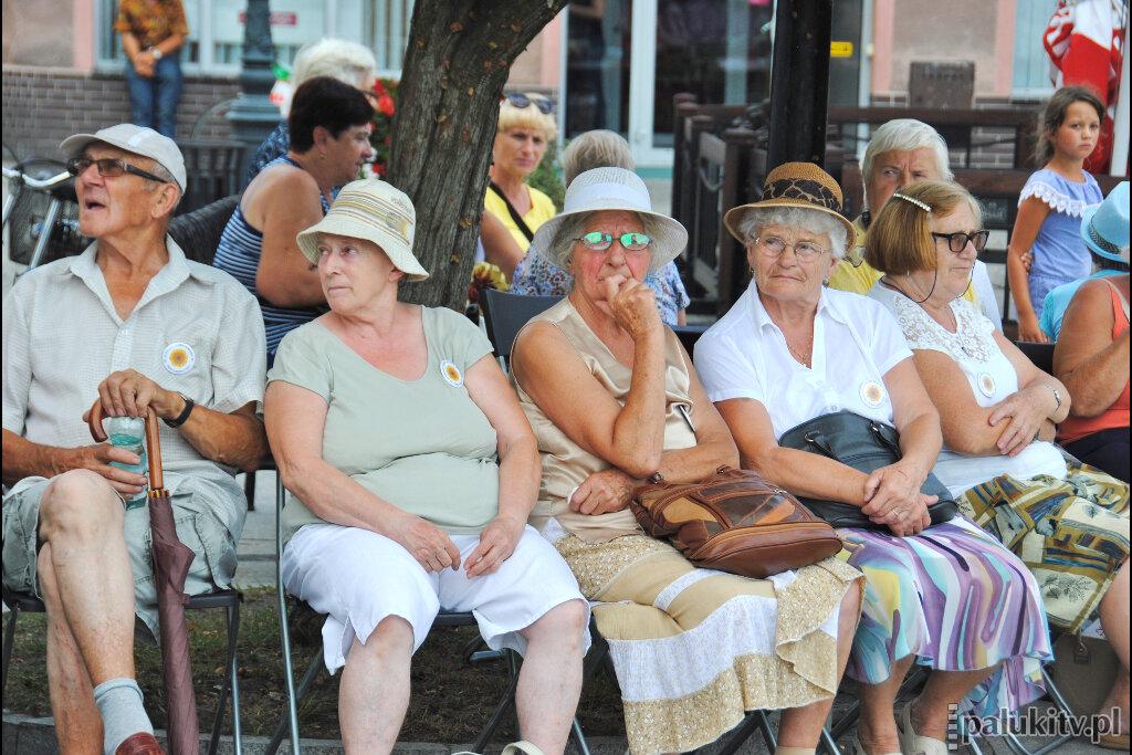 Seniorzy bawili się na rynku