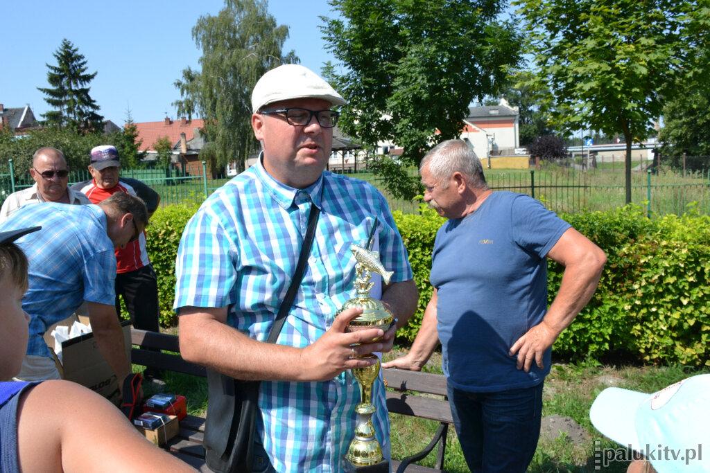 Młodzi amatorzy wędkarstwa