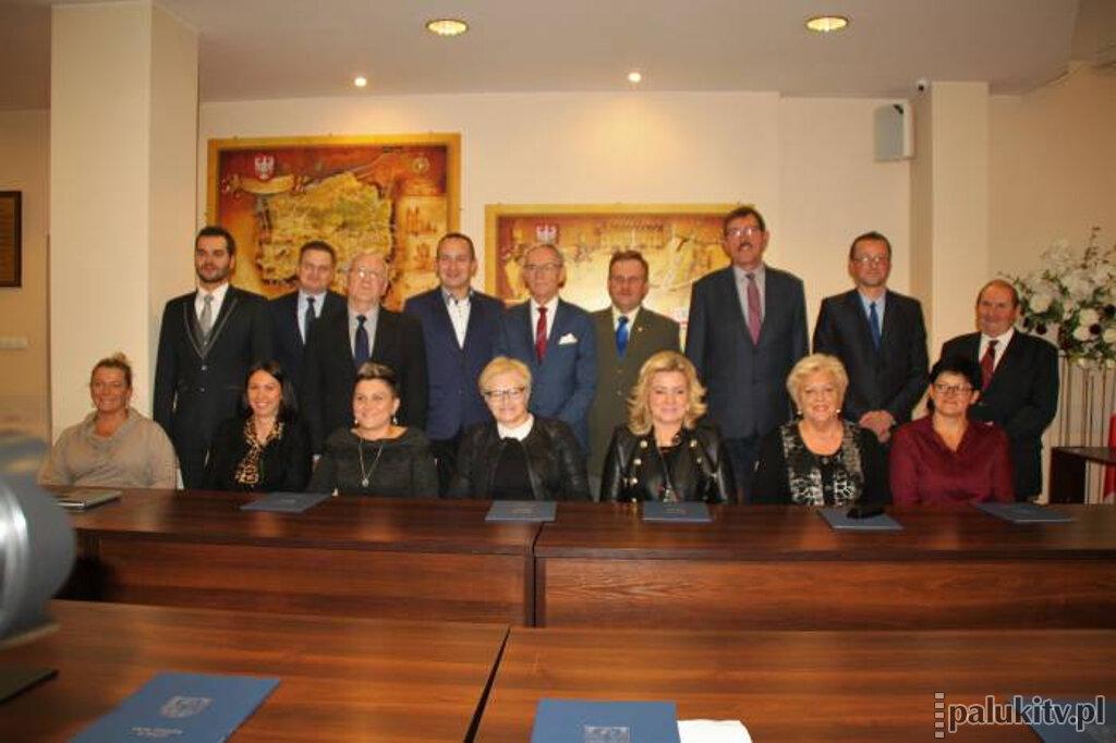 Radni otrzymali zaświadczenia