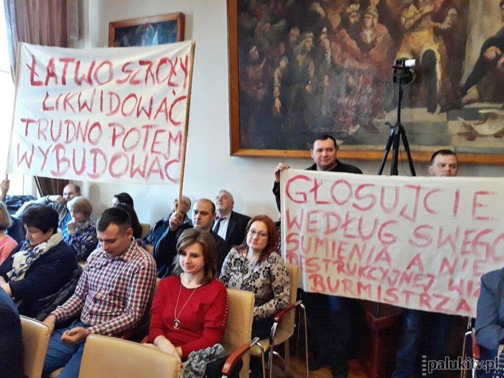 Dyskusja o likwidacji szkoły odłożona w czasie