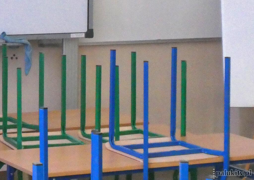 Dziećmi zajmują się ksiądz i katechetka