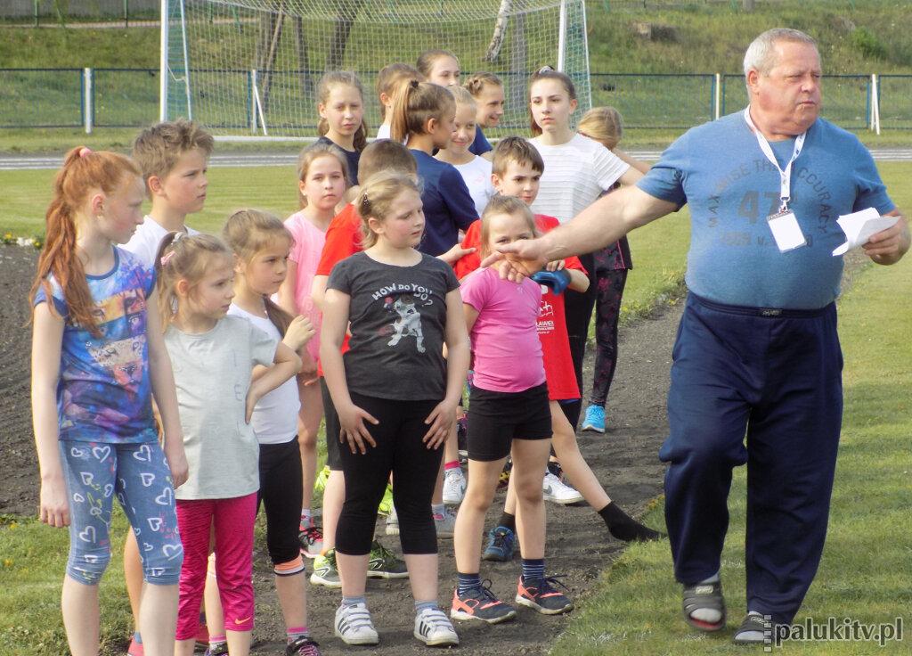 Biegają, rzucają i skaczą
