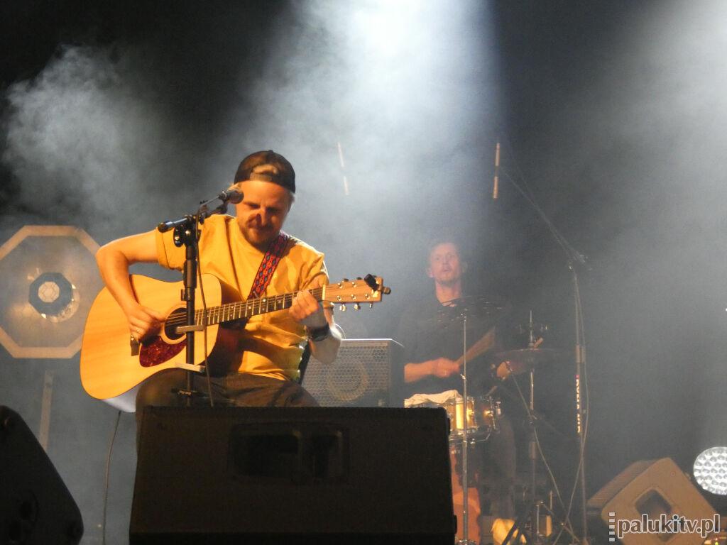 Aktor z gitarą w Barcinie